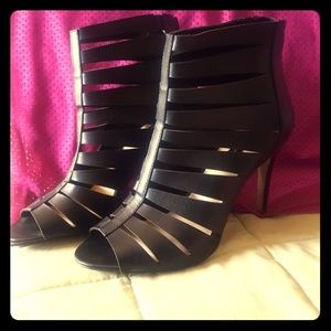 Black shoe. Wear when going out are with jeans.